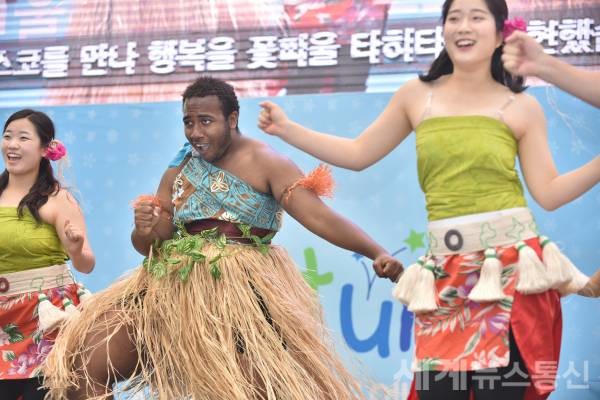 남태평양 피지 댄스를 추고 있는 대학생들 ⓒSNT 세계뉴스통신