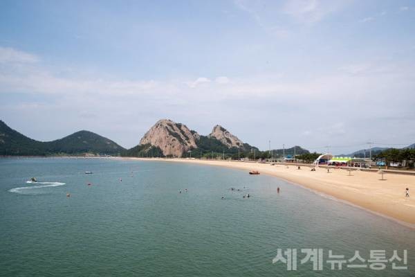 '신선이 노니는 섬'으로 유명한 전북 군산의 선유도 해수욕장이 다음 달 16일부터 8월 15일까지 문을 연다. ⓒSNT 세계뉴스통신