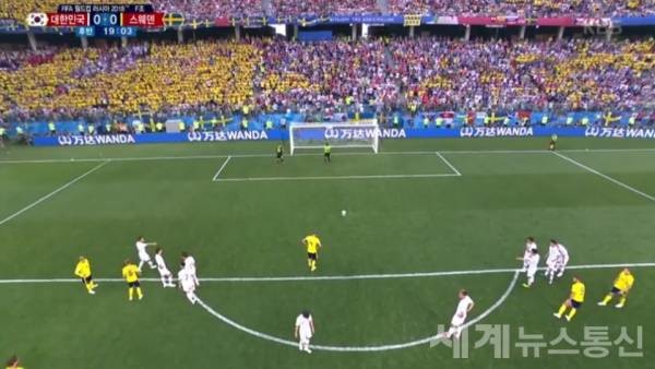한국대표팀은18일러시아 니즈니 노브고로드 경기장에서 열린 월드컵 조별예선 스웨덴전에 PK로 실점하며 0-1 패배했다.(KBS캡쳐)ⓒSNT 세계뉴스통신