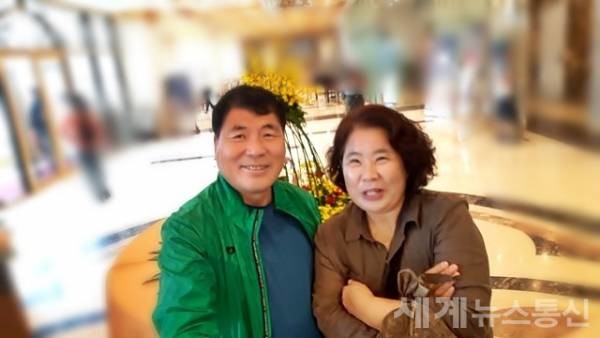 이진호(왼쪽) 청천부면장과 아내 박유숙 씨. ⓒSNT 세계뉴스통신