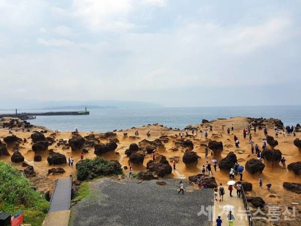 대만 북단 예류(野柳)지질공원을 점령한 한국인 관광객들 예류 지질공원은 파도와 비바람에 침식당한 바위들이 기묘한 형상을 연출하는 명소다. ⓒSNT 세계뉴스통신