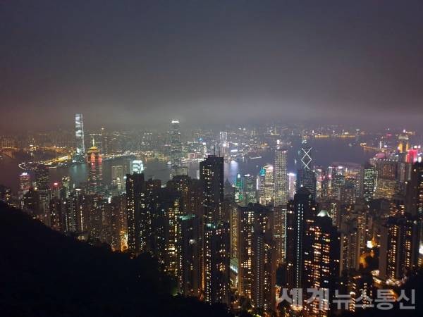 홍콩 빅토리아 피크 정상에서 바라본 홍콩 시내 풍경이다. ⓒSNT 세계뉴스통신