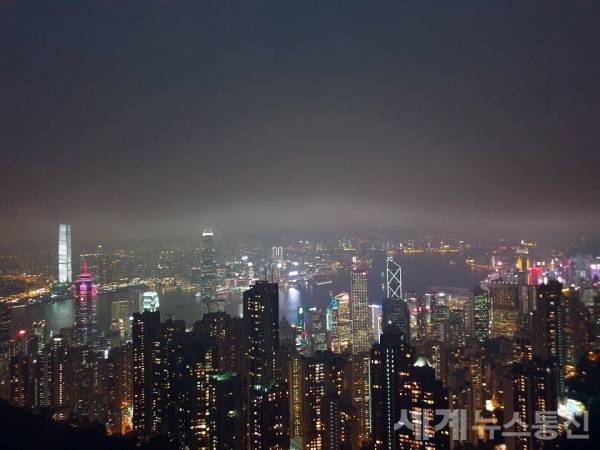 홍콩 빅토리아 피크 정상에서 바라본 홍콩 시내 풍경이다. ⓒSNT