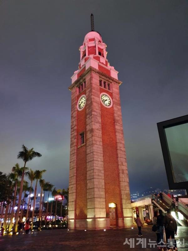 관광객들을 끌어들일 수 있는 다양한 볼거리와 이벤트를 마련해 관광 경쟁력을 강화하려는 노력을 보이고 있다. 사진은 홍콩의 최대 관광 명소인 침사추이의 시계탑 야간 조명 ⓒSNT