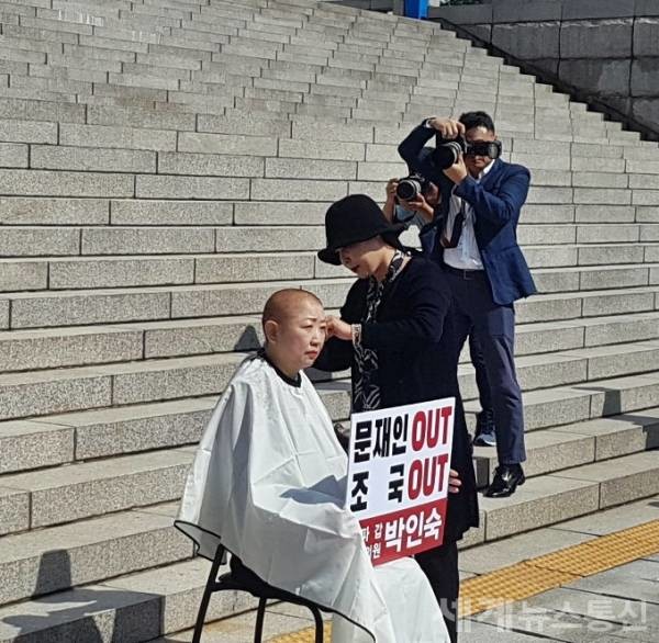 박인숙 자유한국당 의원이 11일 오전 국회 본청 계단 앞에서 삭발식을 가졌다.(사진/송대한 기자) ⓒSNT 세계뉴스통신