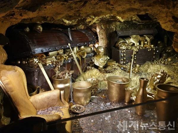 황금궁전의 동굴요정 '아이샤'가 돌을 두들겨 만든 금을 보관하는 보물 상자가 있다. ⓒSNT 세계뉴스통신