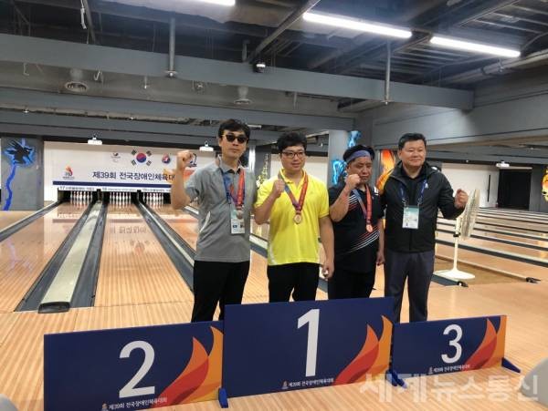 은메달 시상식 (좌측, 볼링 고영배 선수) ⓒSNT 세계뉴스통신