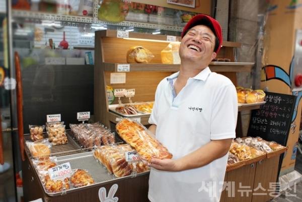 밀양아리랑시장에 자리해 세상에서 제일 맛있는 ‘나만의 빵’을 만들겠다는 김상기 사장. ⓒSNT 세계뉴스통신