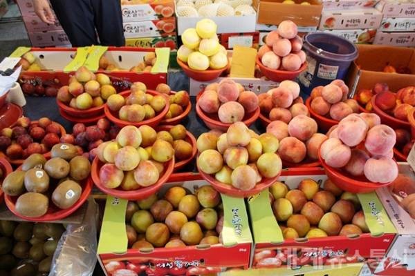 제일청과에서 판매하는 싱싱한 제철 과일들. ⓒSNT 세계뉴스통신