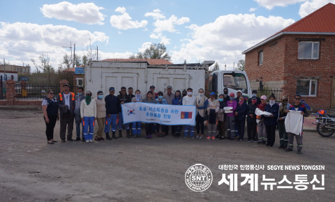 두리플러스가 글로벌쉐어와 연계해 몽골의 취약계층을 위해 기부한 의류를 전달하고 있다