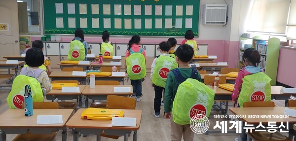 인천 남동구 관내 초등학교 1학년 전체 학생에게 스쿨백 안전커버를 제공했다.