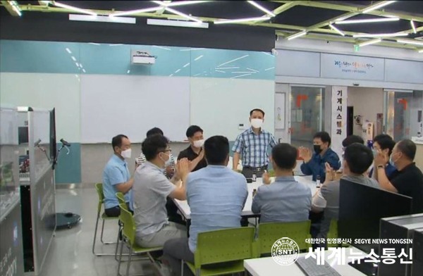 한국폴리텍대학 창원캠퍼스의 '기계시스템과 기능장 과정' 졸업생들 모습.(사진제공=한국폴리텍대학 창원캠퍼스)