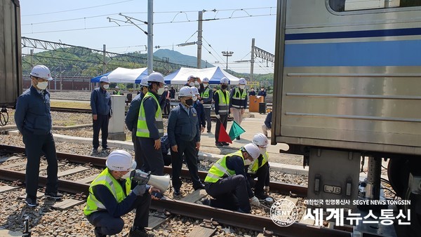 인천교통공사가 3일 귤현차량기지에서 임직원들이 참석한 가운데 전동차 탈선사고 복구 훈련을 실시하고 있다.
