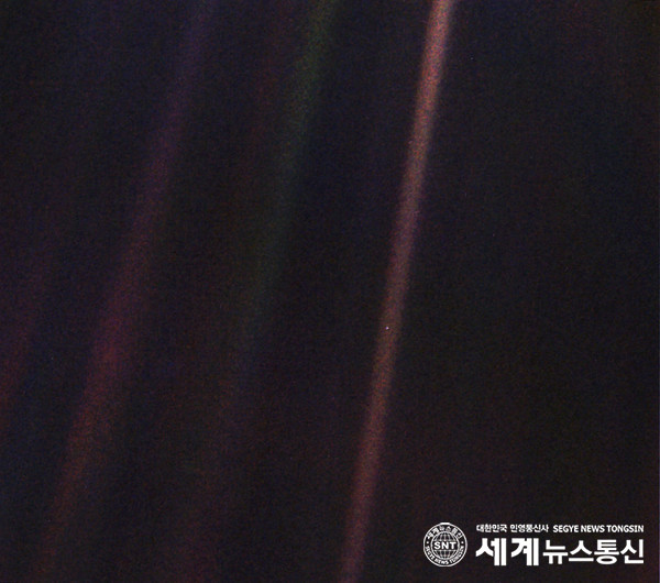 El 'punto azul pálido' fotografiado por Carl Sagan el 14 de febrero de 1990 es la Tierra fotografiada por la Voyager 1 mientras orbita Plutón.  La Tierra es un punto pequeño que no se ve fácilmente.  (Foto cortesía de la NASA)