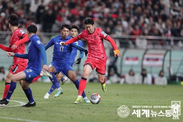 남자 축구 국가대표팀이 아쉽게 태국과 승부를 가리지 못하며 승점 1점에 만족했다.