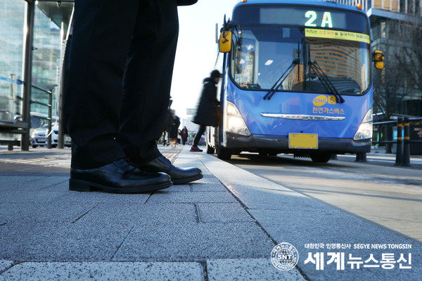 서울 시내버스 노조는 이날 오전 4시 첫차부터 전면 파업에 돌입했다. 