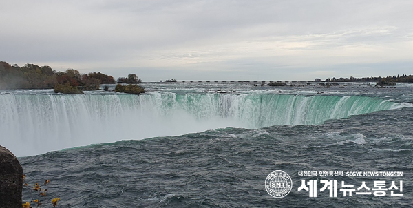 나이아가라 폭포 (Niagara Falls)는 미국과 캐나다 국경위에 놓여있다. 고트섬을 기준으로 미국폭포와 캐나다폭포로 나뉜다.(사진/세계뉴스통신 독자 제공)*세계뉴스통신에서는 여러분의 아름다운 사진을 제공받고 있습니다.*