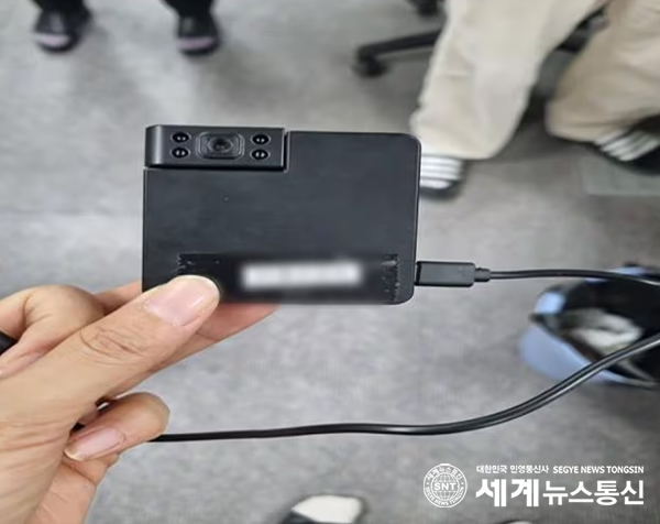 지난 18일 경남 양산시 덕계동 행정복지센터 사전투표소에서 발견된 불법 카메라. (사진/경남경찰청)